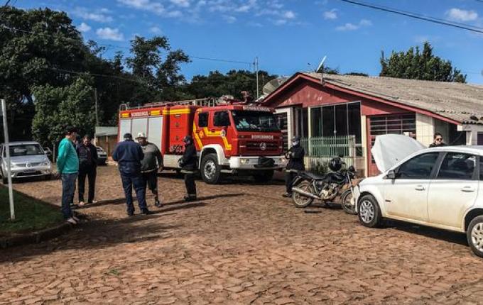 Colisão entre carro e moto deixa homem ferido em SMO
