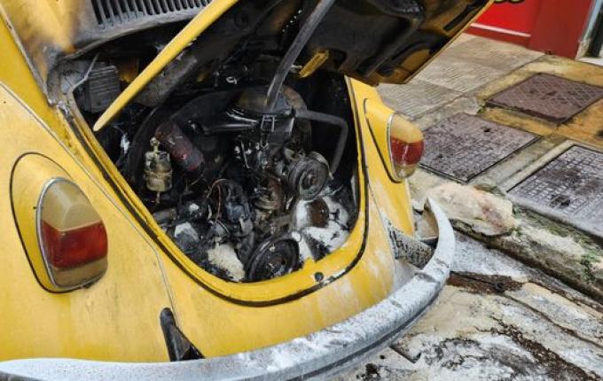 Populares combatem incêndio em fusca no centro de Itapiranga