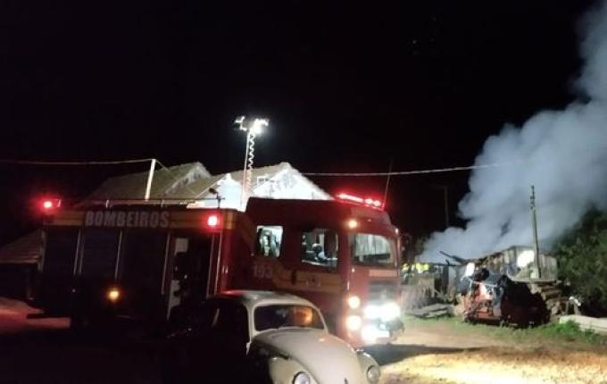 Incêndio em galpão de São João do Oeste mobiliza bombeiros
