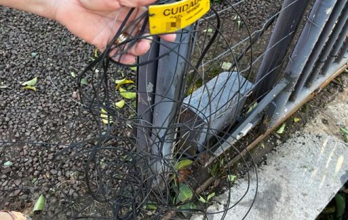 Motociclista sofre acidente depois de se enroscar em fios de fibra em SMO