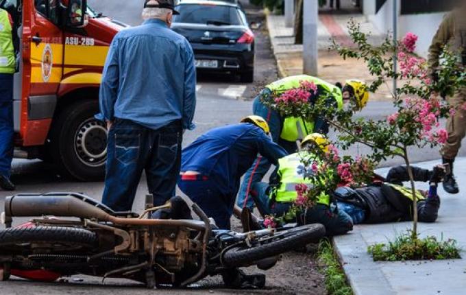 Acidente deixa dois feridos no centro de São Miguel do Oeste; vídeo
