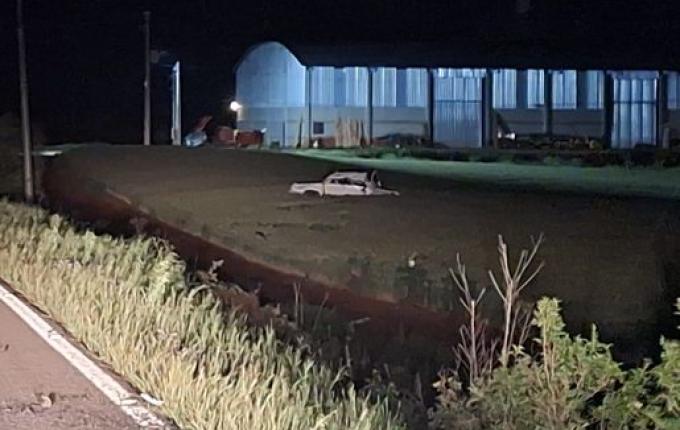 Motorista fica ferido após capotar caminhonete na SC-161, em Palma Sola