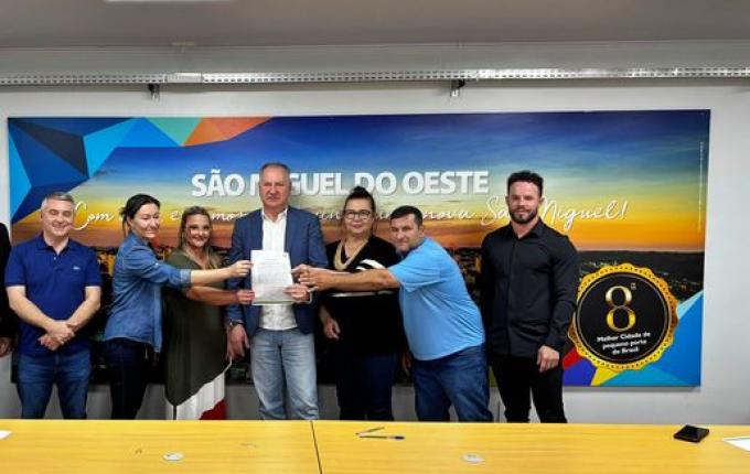 Prefeito de SMO entrega ordens de serviço para obras no município