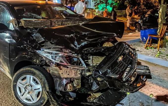 Colisão lateral deixa dois feridos no bairro Agostini; assista ao vídeo