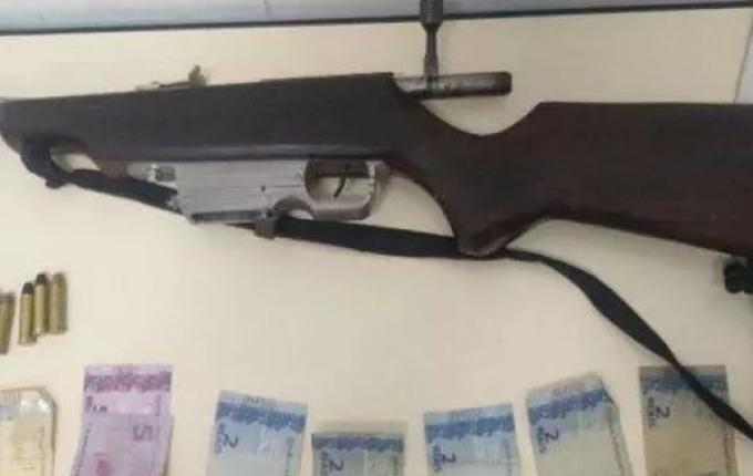 Assalto termina com perseguição, tiros e acidente em Blumenau; fotos