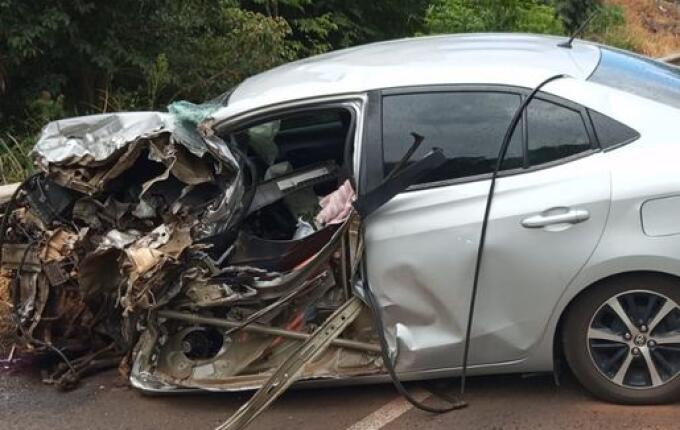 Colisão frontal entre carro e caminhão deixa duas pessoas feridas na BR-282, em Pinhalzinho
