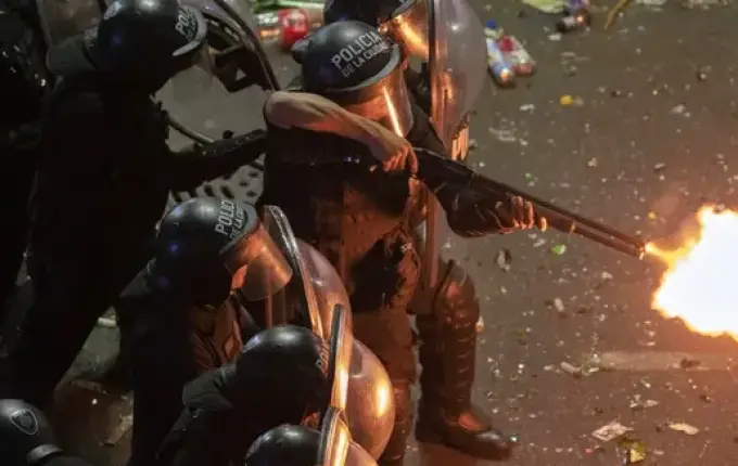 Em meio às comemorações; Buenos Aires tem noite de caos com feridos, presos e desaparecidos