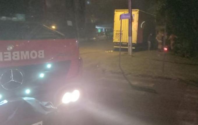 Jovem sofre ferimentos ao colidir moto contra carro e caminhão