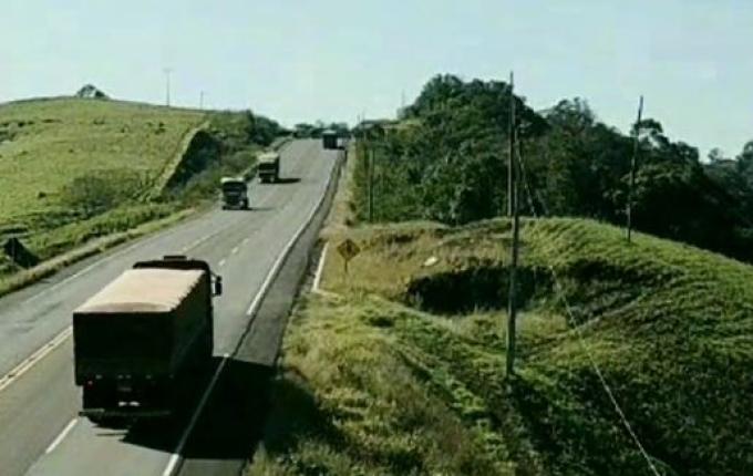 PMRv flagra caminhões transitando com excesso de peso na SC-161