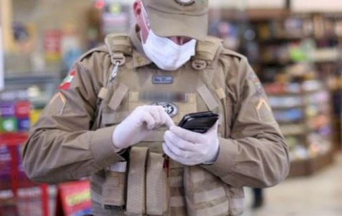 Casos de COVID-19 em PMs e bombeiros aumenta em mais de 100% em SC