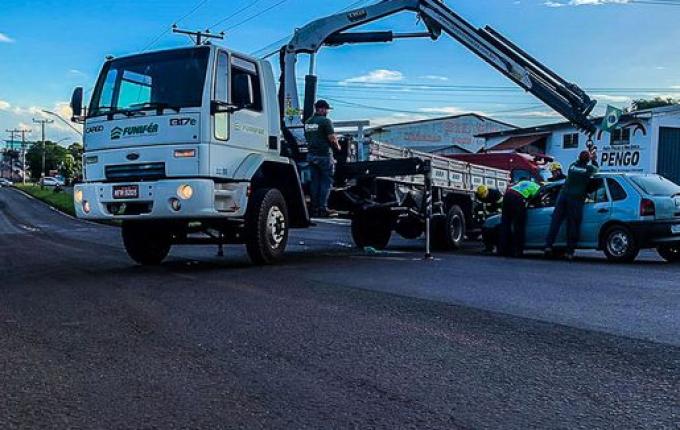 Carro vai parar embaixo de caminhão em acidente na Willy Barth; Assista o resgate
