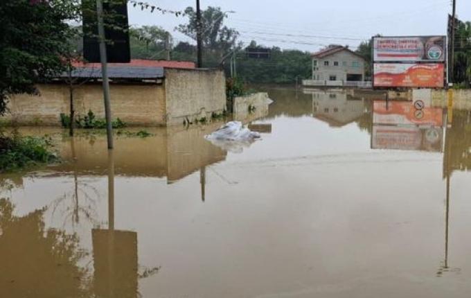 Chuvas em SC deixam 700 desabrigados e municípios em situação de emergência