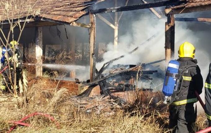 Incêndio danifica aviário em propriedade de Guarujá do Sul