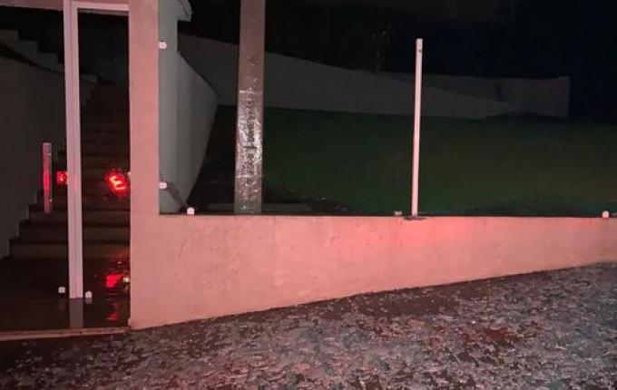 Vendaval causa estragos em casas e comércios no Oeste