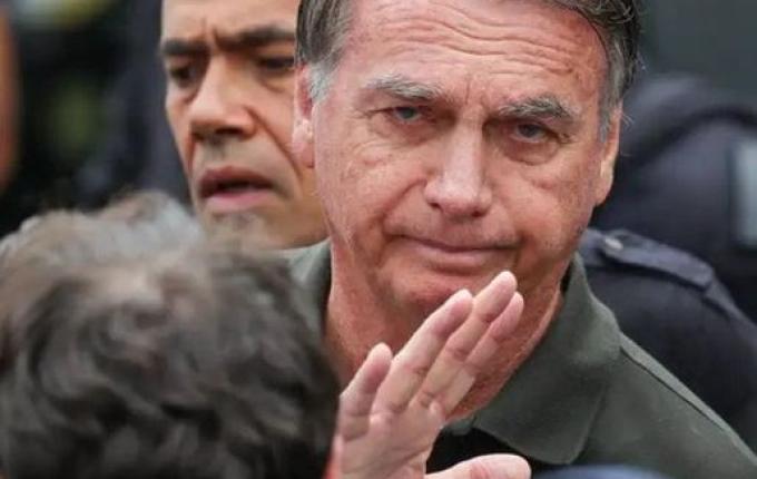 “Averiguação de um câncer”, hérnia e soluços: Carlos Bolsonaro fala da saúde do pai