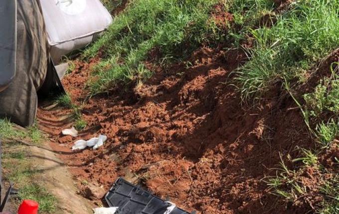 Motorista fica ferido em tombamento de carreta na PR-180