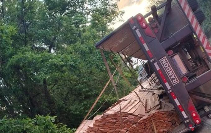 Carreta tomba na BR-282 em Cordilheira Alta e motorista fica ferido
