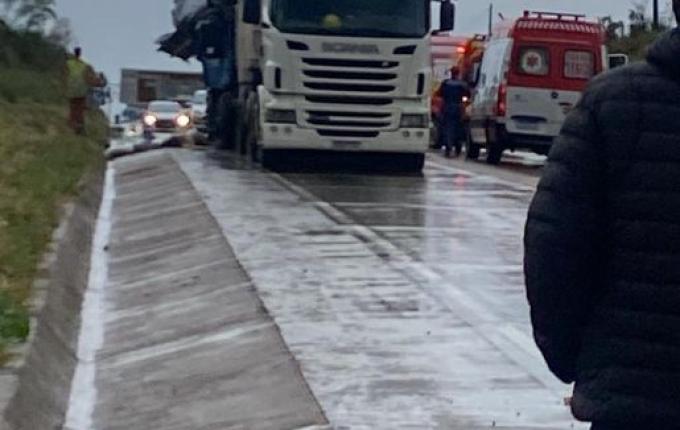 Motorista morre em acidente envolvendo caminhões na BR 163