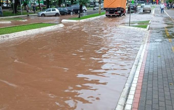 Cheia do Rio Uruguai invade Avenida em Itapiranga