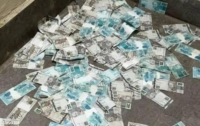 Morador faz “chover dinheiro” em Balneário Camboriú durante ação da PF sobre banco Master