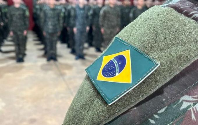 Militares do Exército prestam juramento à Bandeira em solenidade do Dia do Soldado