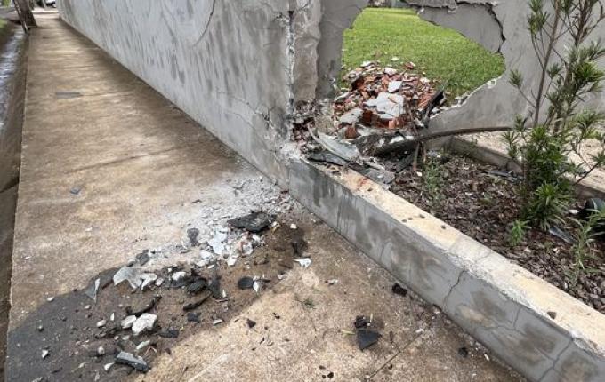 Motorista fica ferido em colisão contra muro na Willy Barth