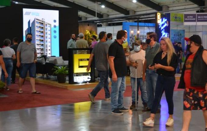 Show de Hugo e Guilherme na Efaislo 2022 reúne grande público