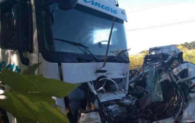 Universitário morre em acidente entre carro e caminhão na SC-452