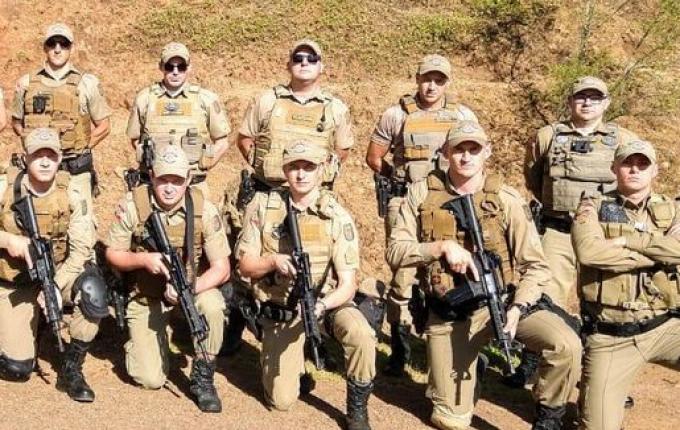 Policiais militares realizam treinamento para utilização de fuzil em serviço