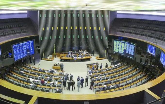 Câmara aprova em 2º turno PEC do piso salarial para enfermagem