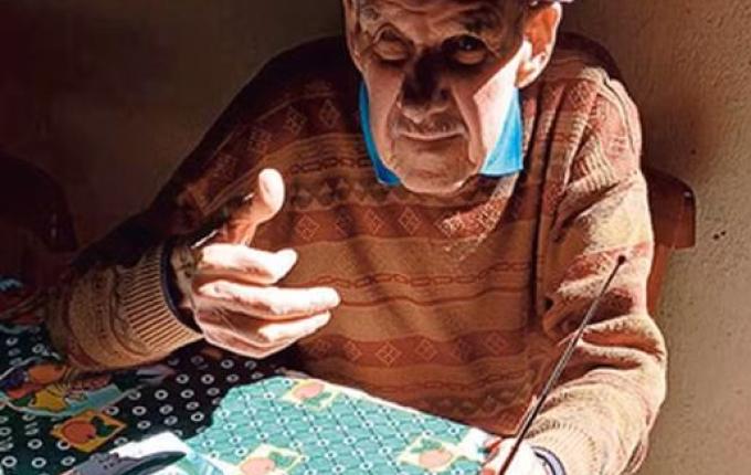 Sem energia, gaúchos recorrem a rádio de pilha para receber informações sobre a tragédia