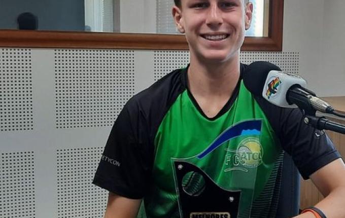 OUÇA: Jovem de SMOeste recebe prêmio de melhor tenista de 2021