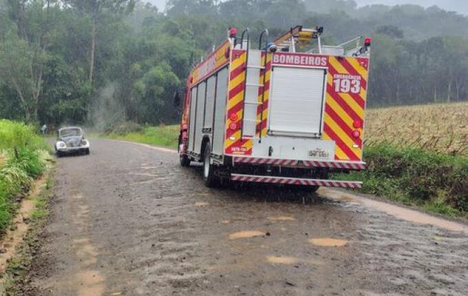Fusca é destruído por incêndio no interior de São João do Oeste