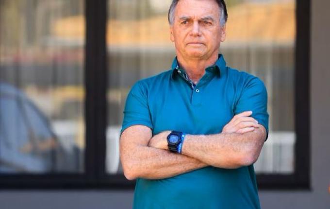 Bolsonaro deixa prisão domiciliar e vai ao hospital com crise de soluço e pressão baixa