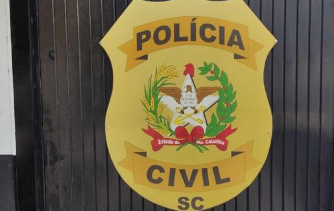 Polícia apreende arma de fogo e droga em operação