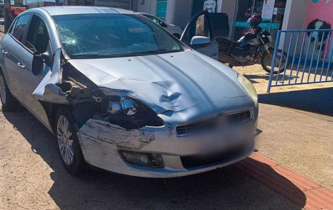 VÍDEO: Colisão entre moto e carro deixa homem ferido na Willy Barth