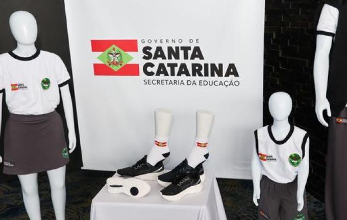 Santa Catarina vai distribuir uniformes escolares para todos os alunos da rede estadual em 2026