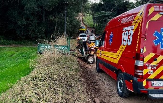 Carretinha agrícola desgovernada deixa idoso ferido no interior de Descanso