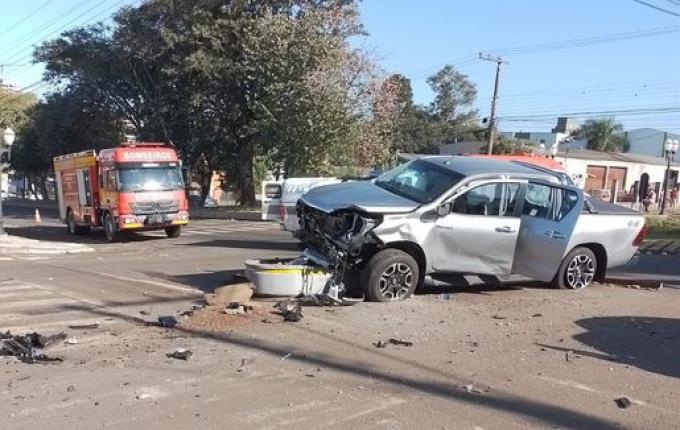 Motorista fica encarcerado em acidente entre dois carros