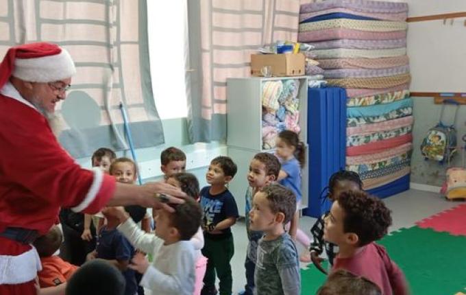 Casal Noel de Descanso leva alegria a crianças do RS com ação solidária