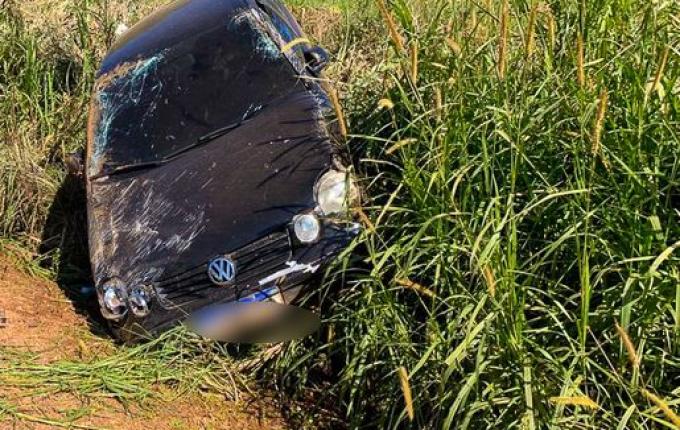 Vídeo: PM e Bombeiros atendem saída de pista no interior de Bandeirante