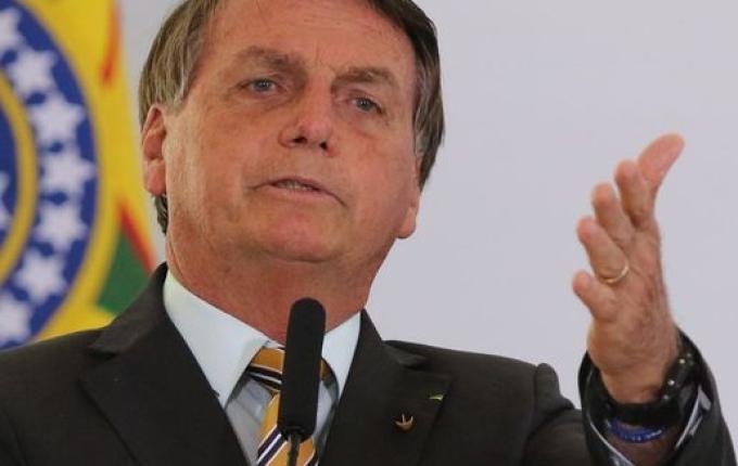 Bolsonaro diz que presidente do TSE trabalha para eleger Lula