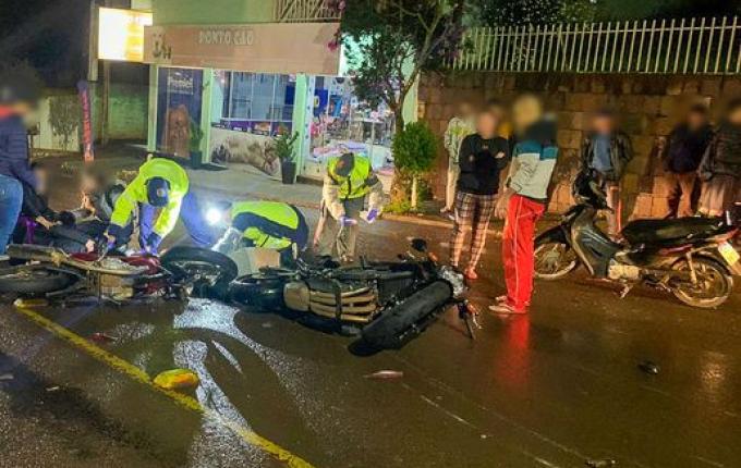 Colisão entre motos deixa duas pessoas feridas em São Miguel do Oeste; vídeo