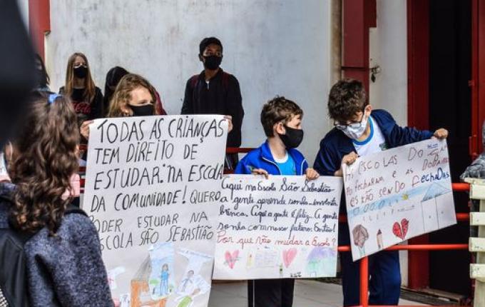 Escola realiza “Abraço Solidário” contra a municipalização; assista ao vídeo