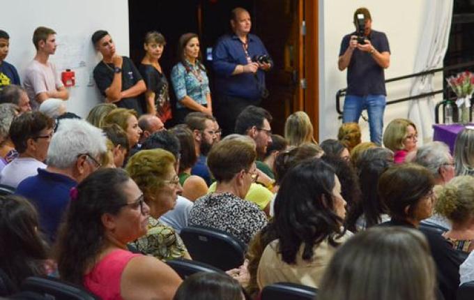 VÍDEO: Câmara realiza sessão solene de renovação da Galeria Lilás