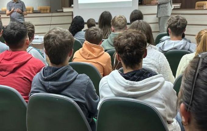 Educação municipal de Guarujá do Sul promove palestra do Agosto Lilás para estudantes