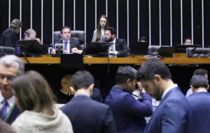 Governo corre para aprovar isenção do IR de até R$ 5.000 antes do julgamento de Bolsonaro