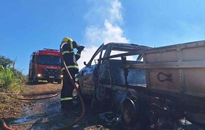 Incêndio destrói veículo no interior de São José do Cedro