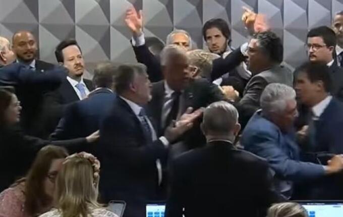 CPI do INSS aprova quebra de sigilo bancário de Lulinha em sessão marcada por confusão