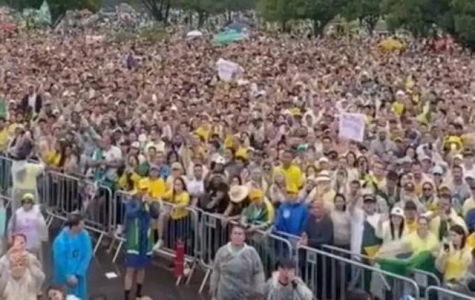 Caminhada de Nikolas Ferreira reúne milhares de pessoas em manifestação em Brasília